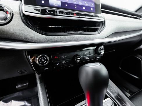 Used 2022 Jeep Compass Latitude image 24