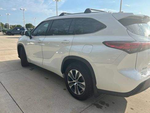 Used 2021 Toyota Highlander XLE FWD image 5