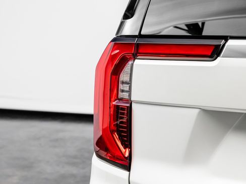 Used 2025 GMC Yukon Denali w/ Denali Reserve Package image 19