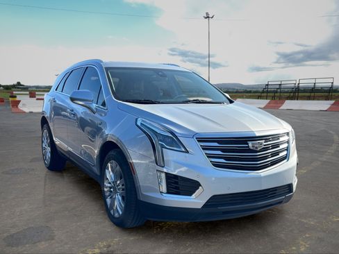Used 2017 Cadillac XT5 Premium Luxury FWD image 2