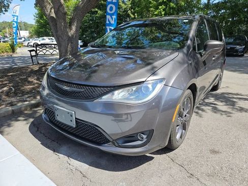 Used 2019 Chrysler Pacifica Touring Plus w/ S Appearance Package FWD image 2