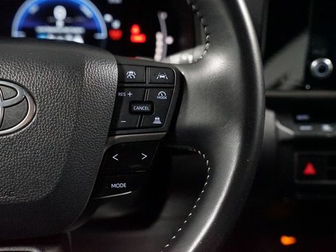 Used 2025 Toyota Camry SE FWD image 13