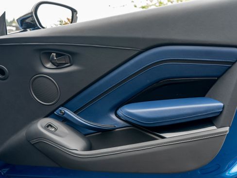 Used 2022 Aston Martin V8 Vantage Coupe image 27