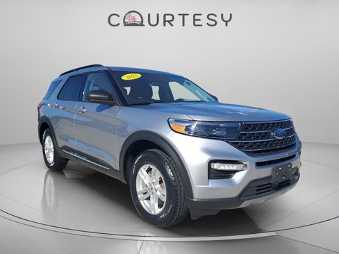 Used 2022 Ford Explorer XLT w/ Equipment Group 202A image 4