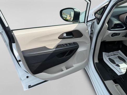 Used 2022 Chrysler Voyager LX FWD image 10