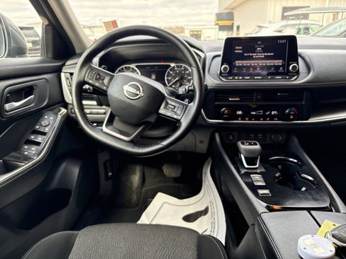 Used 2025 Nissan Rogue SV image 5