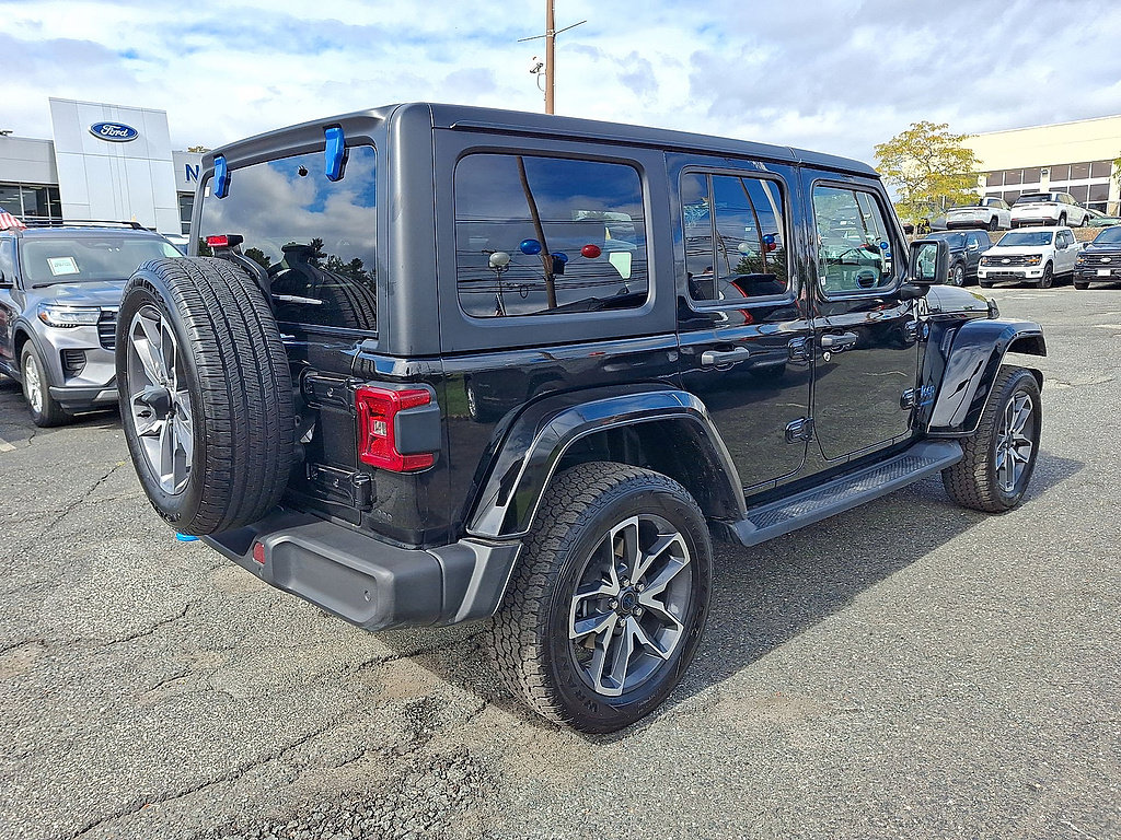 Used 2024 Jeep Wrangler Unlimited w/ Convenience Group AWD/4WD image 31