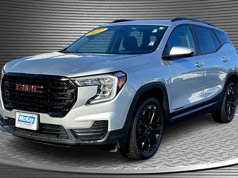 Used 2022 GMC Terrain SLE w/ Driver Convenience Package image 3