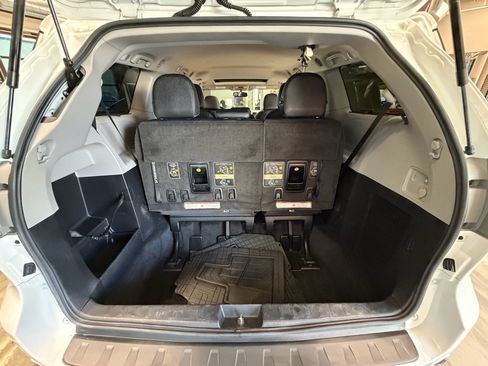 Used 2017 Toyota Sienna SE FWD image 49