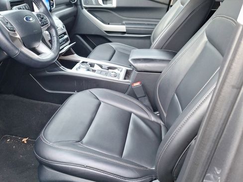 Used 2022 Ford Explorer XLT w/ Equipment Group 202A image 7