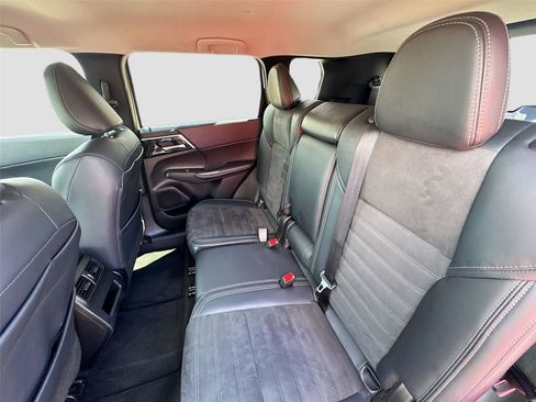 Used 2024 Mitsubishi Outlander SE image 24