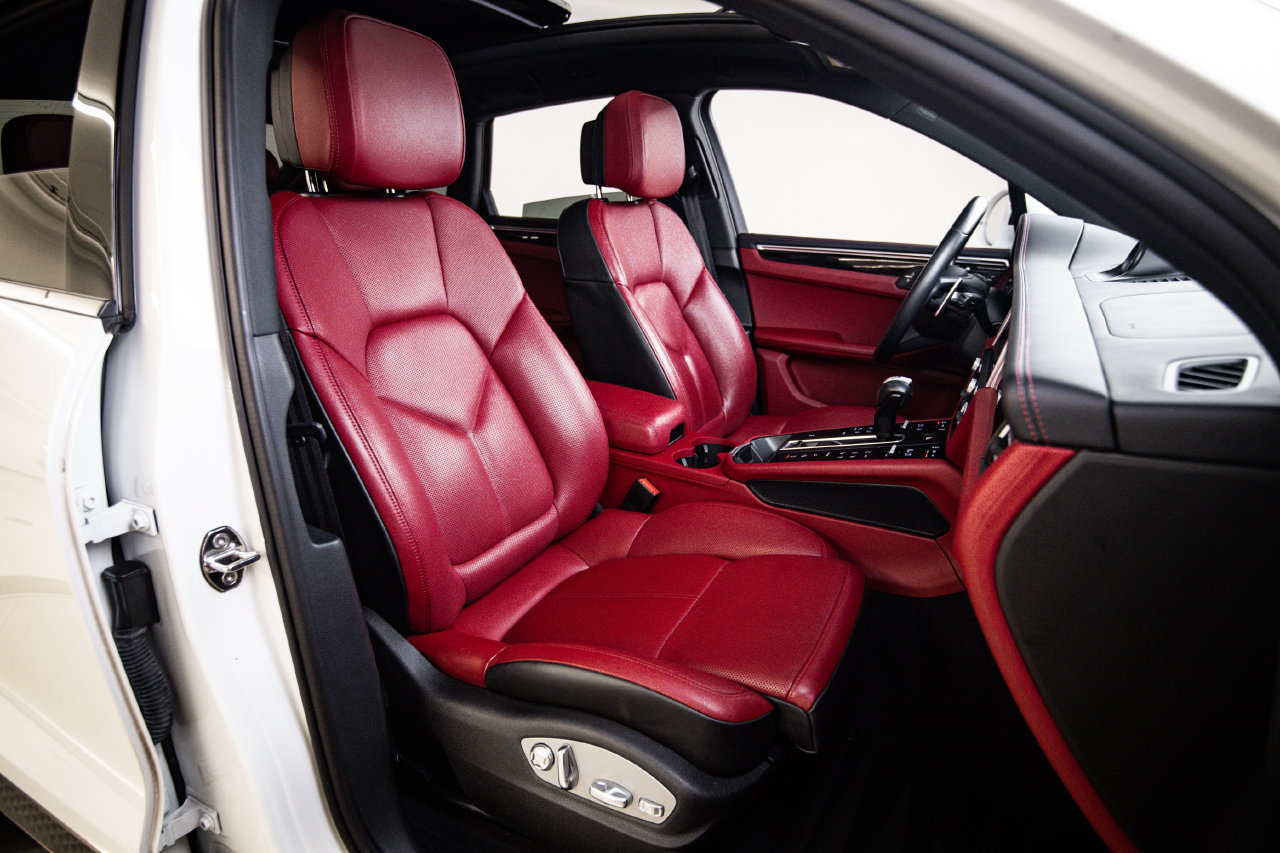 Certified 2024 Porsche Macan AWD/4WD image 29