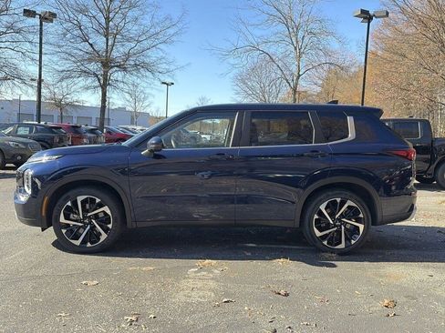 Used 2024 Mitsubishi Outlander SE image 2