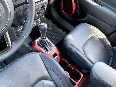 Used 2022 Jeep Renegade Trailhawk AWD/4WD image 16