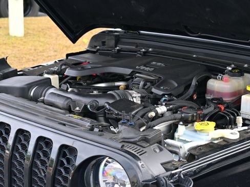 Used 2021 Jeep Gladiator Sport image 33