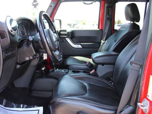 Used 2017 Jeep Wrangler Unlimited Rubicon w/ Connectivity Group AWD/4WD image 16