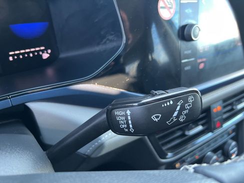 Used 2024 Volkswagen Taos SE image 12