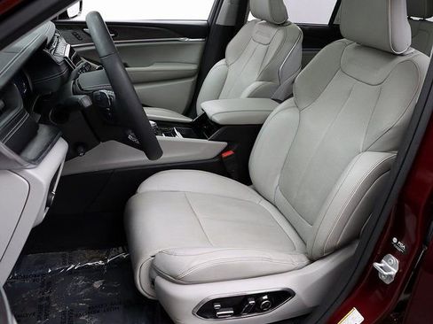 Used 2023 Jeep Grand Cherokee Overland w/ Luxury Tech Group IV image 9