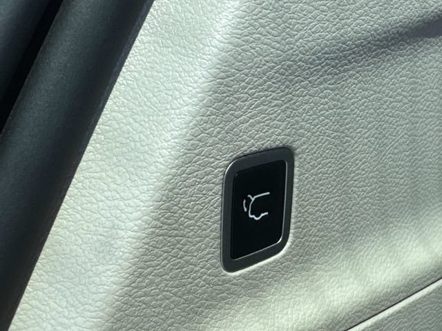 Used 2023 Chrysler Voyager LX FWD image 14