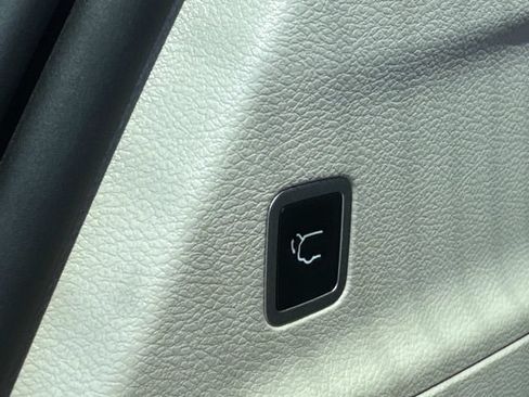 Used 2023 Chrysler Voyager LX FWD image 14
