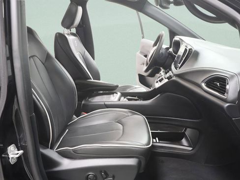 Used 2025 Chrysler Pacifica Limited FWD image 32