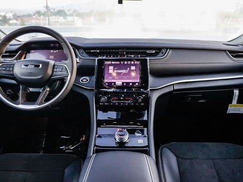 New 2025 Jeep Grand Cherokee Altitude image 13