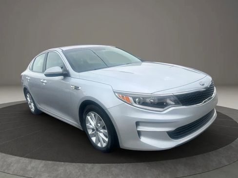 Used 2018 Kia Optima LX w/ 17" Alloy Wheels Package FWD image 3