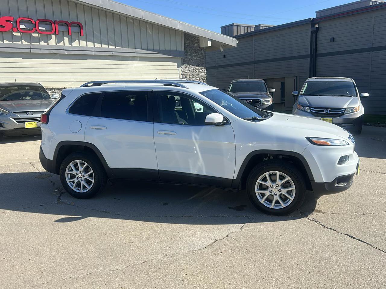 Used 2017 Jeep Cherokee Latitude w/ Safety/Convenience Group AWD/4WD image 2