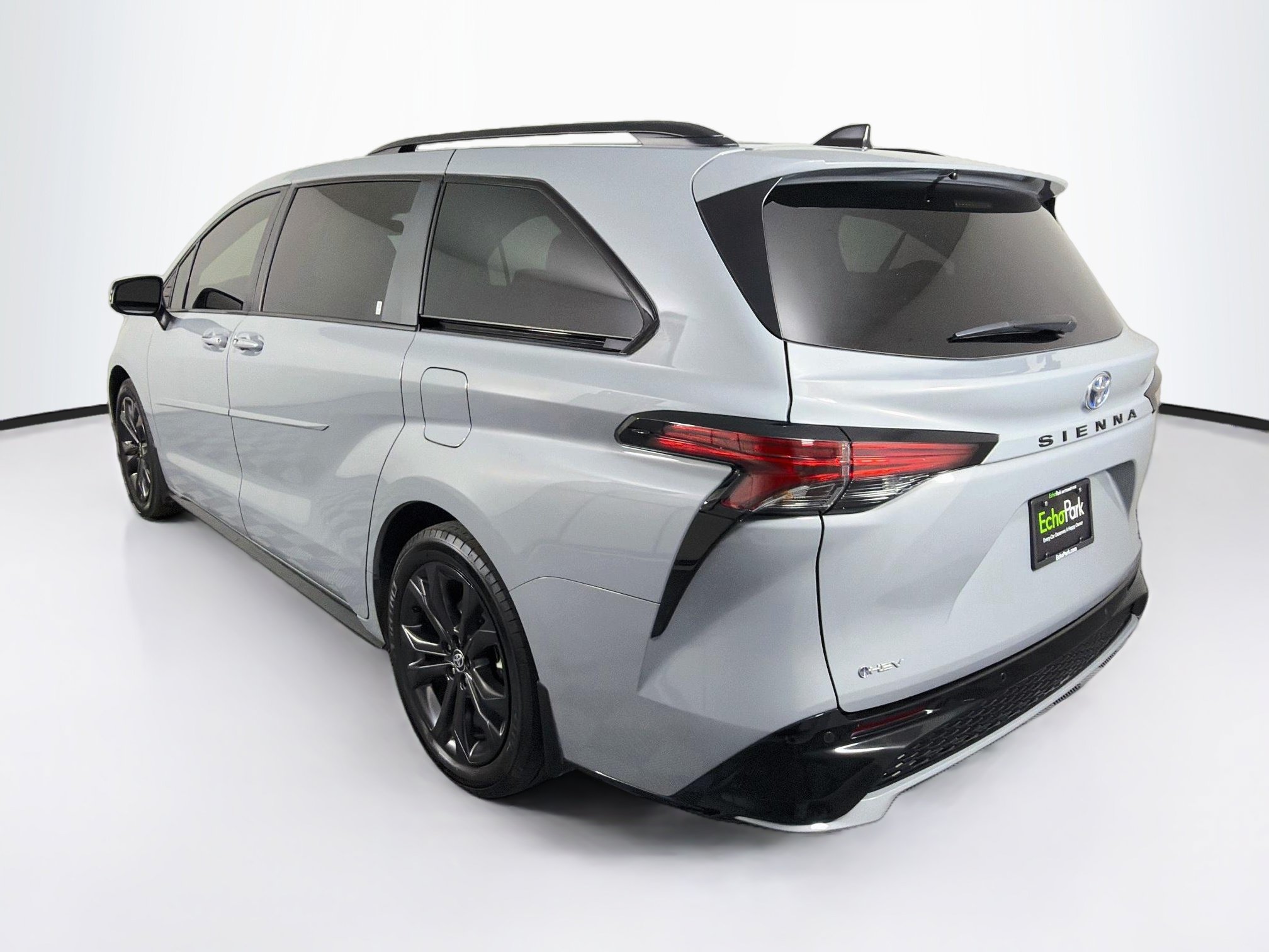 Used 2025 Toyota Sienna XSE FWD image 5