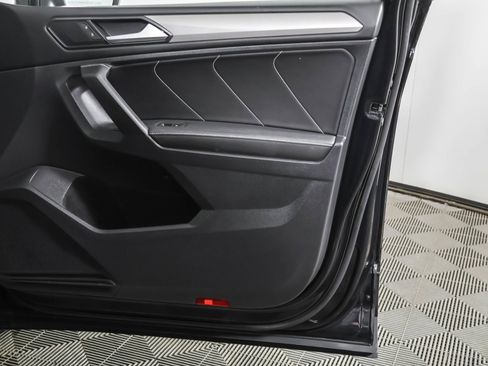 Used 2022 Volkswagen Tiguan SE image 49