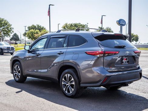 Used 2020 Toyota Highlander XLE image 8