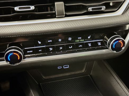 Used 2025 Chevrolet Equinox LT w/ Convenience Package II image 24