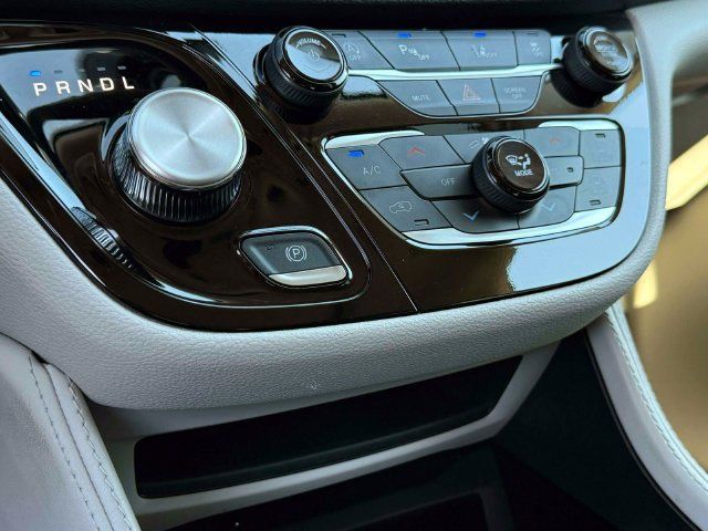 Certified 2024 Chrysler Pacifica Limited FWD image 32