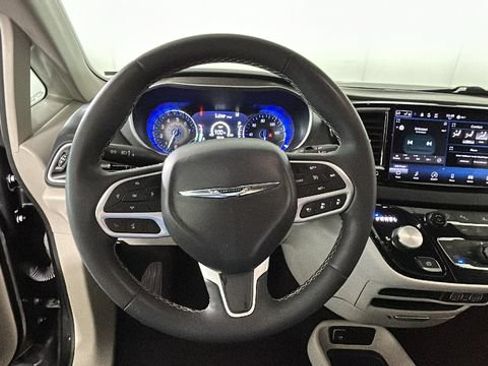 Used 2023 Chrysler Pacifica Touring-L FWD image 14