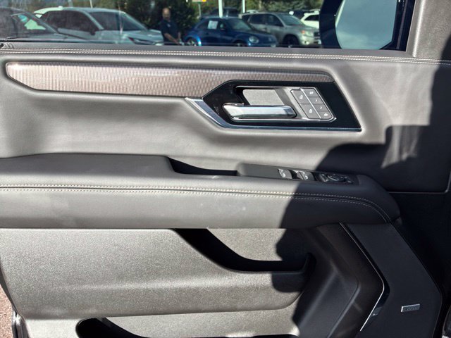 Used 2025 GMC Yukon Elevation w/ LPO, Elevation Black Package AWD/4WD image 7
