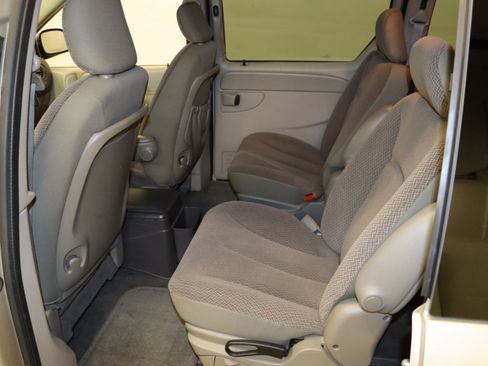 Used 2007 Dodge Caravan SXT w/ Popular Equipment Group I FWD image 16