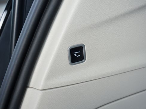 Used 2023 Chrysler Voyager LX image 30