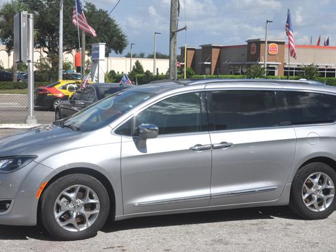 Used 2018 Chrysler Pacifica Limited FWD image 18