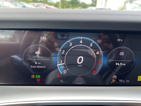 New 2025 Volkswagen Tiguan SE image 33