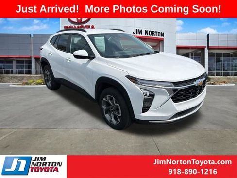 Used 2025 Chevrolet Trax LT w/ Driver Confidence Package FWD image 1