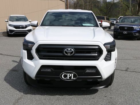 Used 2025 Toyota Tacoma SR5 AWD/4WD image 10