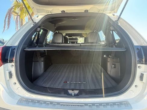 Used 2019 Mitsubishi Outlander SE image 11