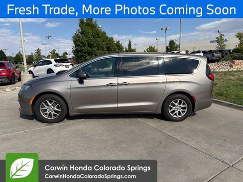 Used 2017 Chrysler Pacifica Touring FWD image 4