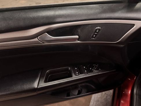 Used 2019 Ford Fusion SE FWD image 24