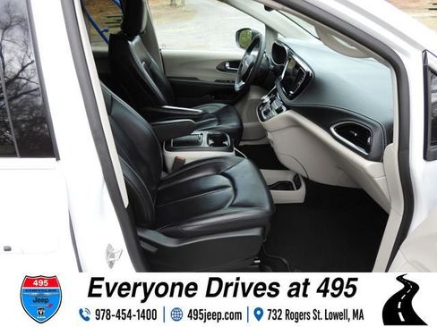 Used 2023 Chrysler Pacifica Touring-L FWD image 10