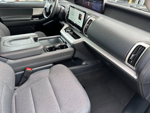 Used 2025 Ford Expedition Active AWD/4WD image 18