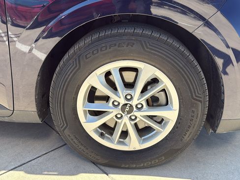 Used 2024 Kia Carnival LX image 32