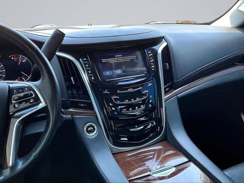 Used 2020 Cadillac Escalade Luxury AWD/4WD image 6