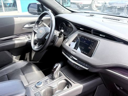 Used 2022 Cadillac XT4 Luxury w/ Cold Weather Package FWD image 15