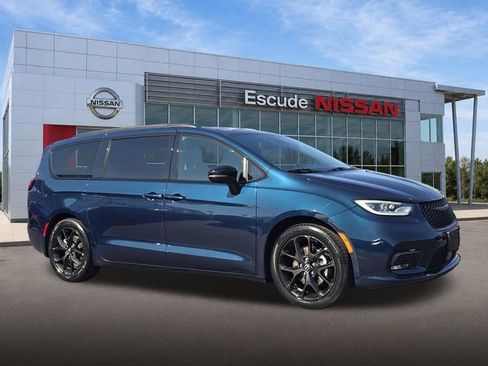 Used 2025 Chrysler Pacifica Limited FWD image 1